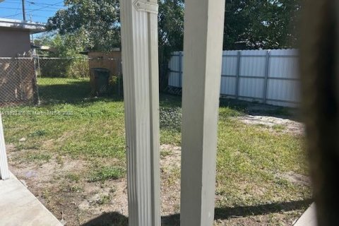 Villa ou maison à louer à Opa-locka, Floride: 4 chambres, 99.41 m2 № 1975443 - photo 16