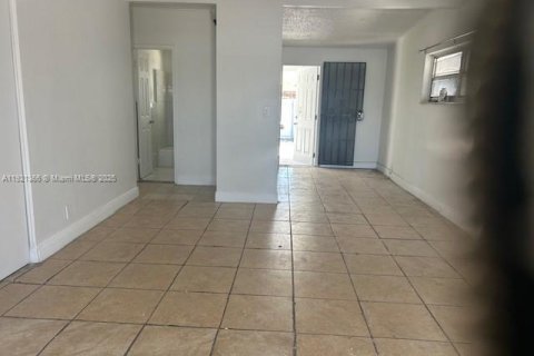 Villa ou maison à louer à Opa-locka, Floride: 4 chambres, 99.41 m2 № 1975443 - photo 13