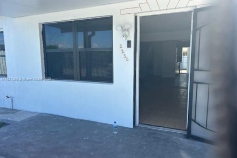 Villa ou maison à Opa-locka, Floride 4 chambres, 99.41 m2 № 1975443