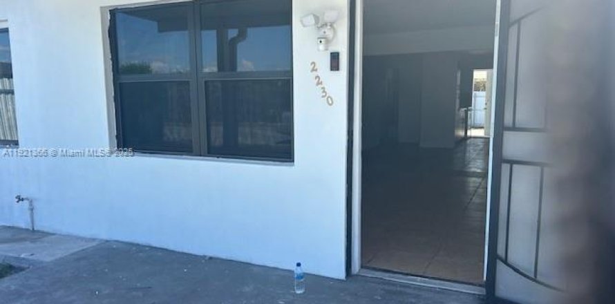 Villa ou maison à Opa-locka, Floride 4 chambres, 99.41 m2 № 1975443