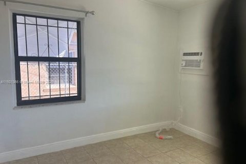 Villa ou maison à louer à Opa-locka, Floride: 4 chambres, 99.41 m2 № 1975443 - photo 12