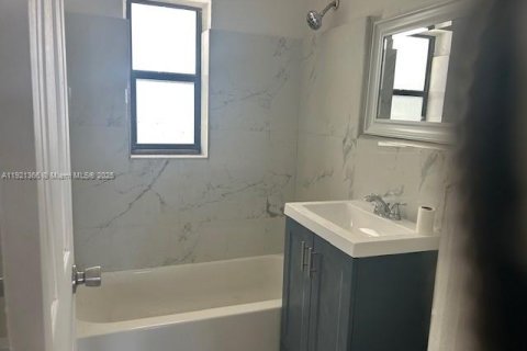 Villa ou maison à louer à Opa-locka, Floride: 4 chambres, 99.41 m2 № 1975443 - photo 4