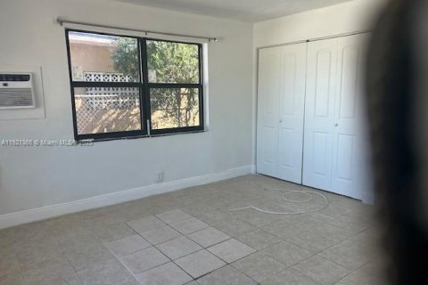 Villa ou maison à louer à Opa-locka, Floride: 4 chambres, 99.41 m2 № 1975443 - photo 14