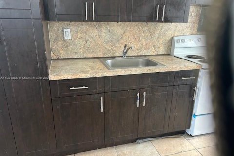 Villa ou maison à louer à Opa-locka, Floride: 4 chambres, 99.41 m2 № 1975443 - photo 2