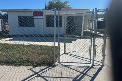 Villa ou maison à louer à Opa-locka, Floride: 4 chambres, 99.41 m2 № 1975443 - photo 8