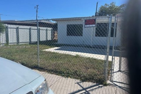 Villa ou maison à louer à Opa-locka, Floride: 4 chambres, 99.41 m2 № 1975443 - photo 10