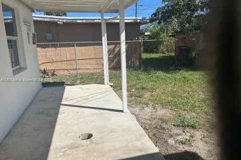 Villa ou maison à louer à Opa-locka, Floride: 4 chambres, 99.41 m2 № 1975443 - photo 6