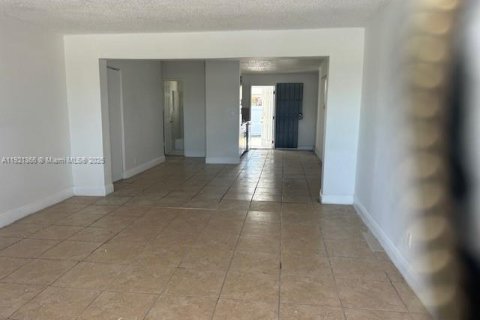 Villa ou maison à louer à Opa-locka, Floride: 4 chambres, 99.41 m2 № 1975443 - photo 11