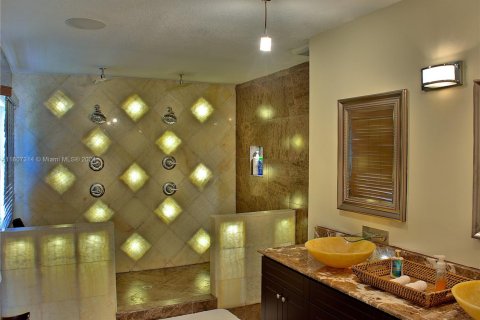 Villa ou maison à louer à Hollywood, Floride: 5 chambres, 361.3 m2 № 1960071 - photo 1