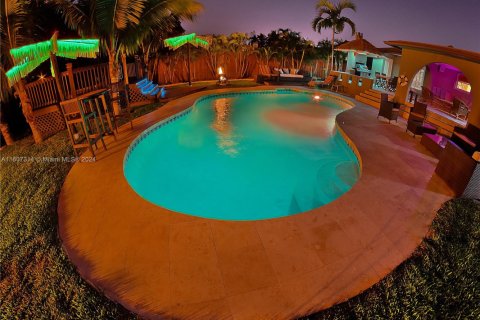 Villa ou maison à louer à Hollywood, Floride: 5 chambres, 361.3 m2 № 1960071 - photo 3