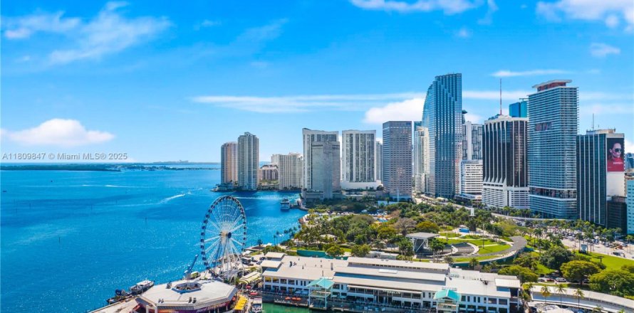 Condominio en Miami, Florida, 2 dormitorios  № 2012182