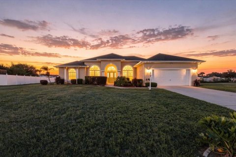 House in Winter Haven, Florida 4 bedrooms, 257.8 sq.m. № 2415449