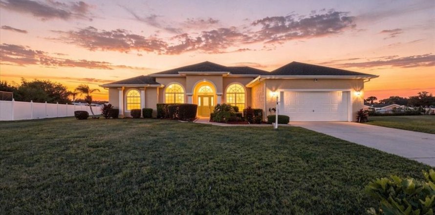 House in Winter Haven, Florida 4 bedrooms, 257.8 sq.m. № 2415449