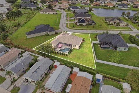 House in Winter Haven, Florida 4 bedrooms, 257.8 sq.m. № 2415449 - photo 11