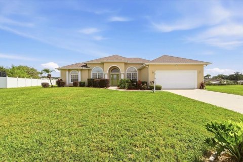 House in Winter Haven, Florida 4 bedrooms, 257.8 sq.m. № 2415449 - photo 2