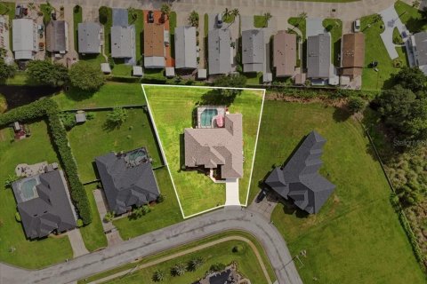 House in Winter Haven, Florida 4 bedrooms, 257.8 sq.m. № 2415449 - photo 12