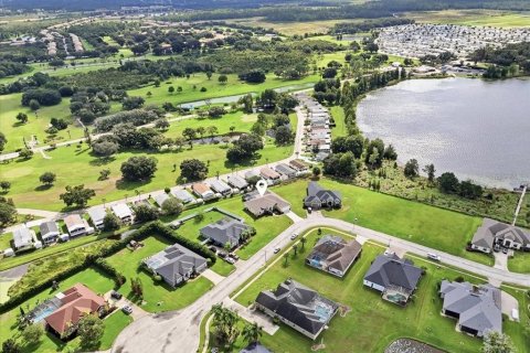 House in Winter Haven, Florida 4 bedrooms, 257.8 sq.m. № 2415449 - photo 8