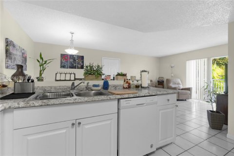 Condo in Cutler Bay, Florida, 2 bedrooms  № 1977132 - photo 6