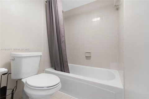 Condo in Cutler Bay, Florida, 2 bedrooms  № 1977132 - photo 13