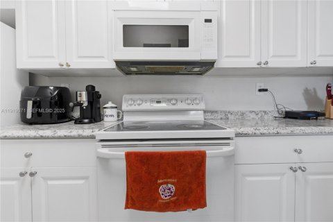 Condo in Cutler Bay, Florida, 2 bedrooms  № 1977132 - photo 5