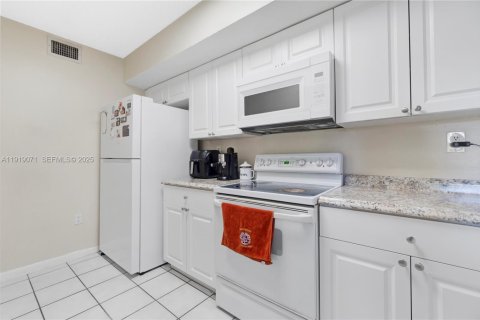Condo in Cutler Bay, Florida, 2 bedrooms  № 1977132 - photo 4