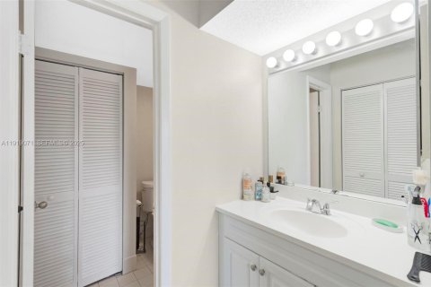 Condo in Cutler Bay, Florida, 2 bedrooms  № 1977132 - photo 12