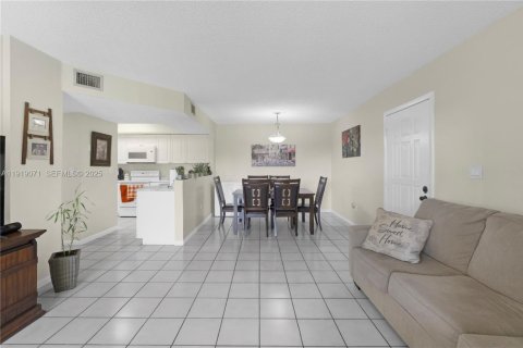 Condo in Cutler Bay, Florida, 2 bedrooms  № 1977132 - photo 3
