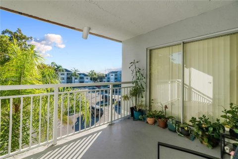 Condo in Cutler Bay, Florida, 2 bedrooms  № 1977132 - photo 14