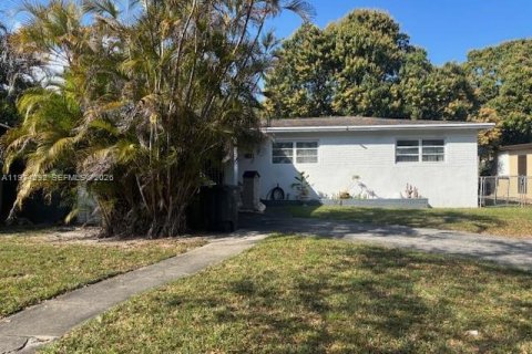 Casa en venta en North Miami, Florida, 3 dormitorios, 175.59 m2 № 2079355 - foto 1