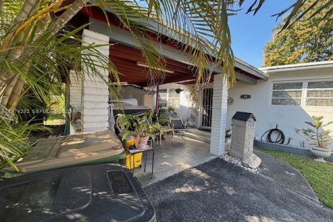 Casa en venta en North Miami, Florida, 3 dormitorios, 175.59 m2 № 2079355 - foto 3