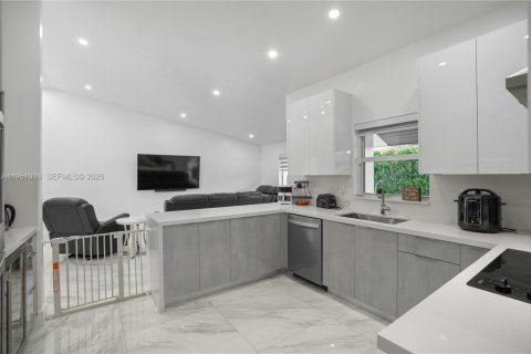 Casa en venta en Miami, Florida, 4 dormitorios, 202.16 m2 № 2007609 - foto 22