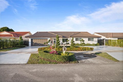 Casa en venta en Miami, Florida, 4 dormitorios, 202.16 m2 № 2007609 - foto 2