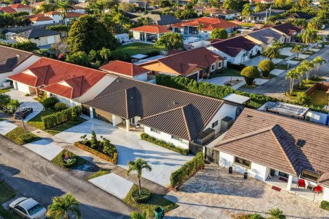 Casa en venta en Miami, Florida, 4 dormitorios, 202.16 m2 № 2007609 - foto 4