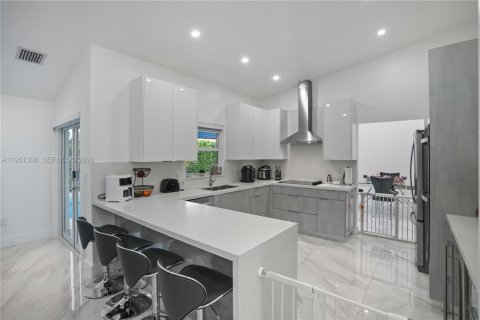 Casa en venta en Miami, Florida, 4 dormitorios, 202.16 m2 № 2007609 - foto 21