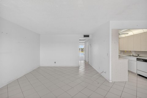 Купить кондоминиум в Бока-Ратон, Флорида 5 комнат, 79.99м2, № 2084771 - фото 4