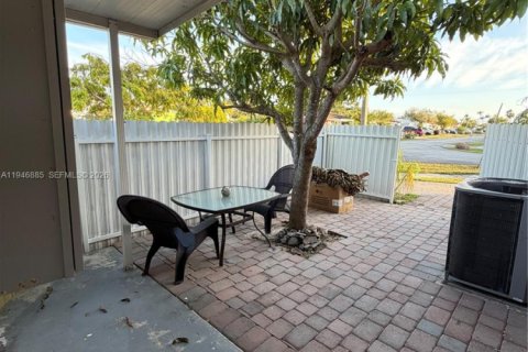 House in Miami, Florida 2 bedrooms, 146.41 sq.m. № 2003143 - photo 5