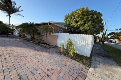 House in Miami, Florida 2 bedrooms, 146.41 sq.m. № 2003143 - photo 2