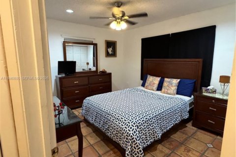 House in Miami, Florida 2 bedrooms, 146.41 sq.m. № 2003143 - photo 4