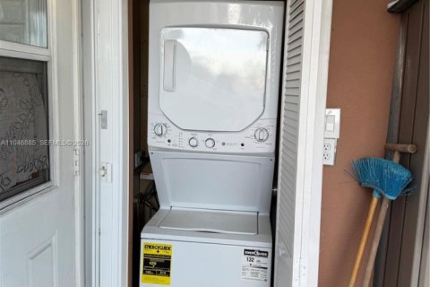 House in Miami, Florida 2 bedrooms, 146.41 sq.m. № 2003143 - photo 6