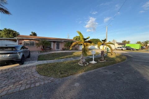 House in Miami, Florida 2 bedrooms, 146.41 sq.m. № 2003143