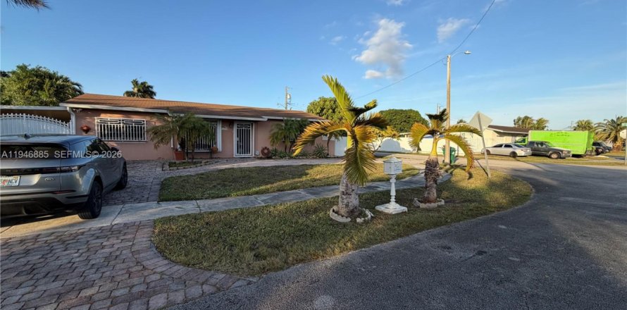 House in Miami, Florida 2 bedrooms, 146.41 sq.m. № 2003143