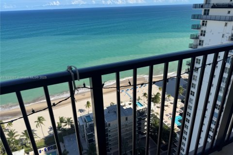 Снять в аренду кондоминиум в Холливуд, Флорида 1 спальня, 91.04м2, № 1946048 - фото 1