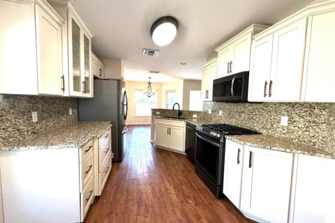 House in Ocala, Florida 2 bedrooms, 139.35 sq.m. № 2146440 - photo 5