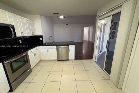 Купить кондоминиум в Бока-Ратон, Флорида 2 спальни, 104.61м2, № 1986788 - фото 12