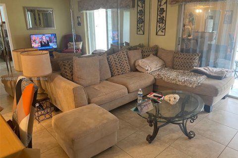 Condominio en venta en Pompano Beach, Florida, 2 dormitorios, 70.61 m2 № 1863785 - foto 1