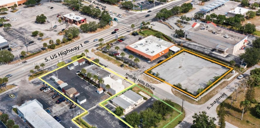 Commercial property in St. Lucie, Florida № 1770408