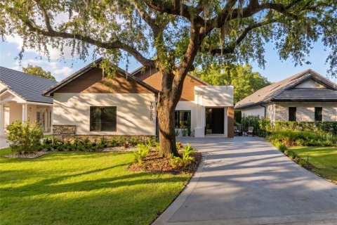 House in Orlando, Florida 4 bedrooms, 318.75 sq.m. № 2097563 - photo 2