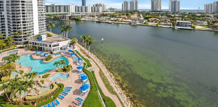 Кондоминиум с 3 спальнями в Авентура, Флорида № 1999689