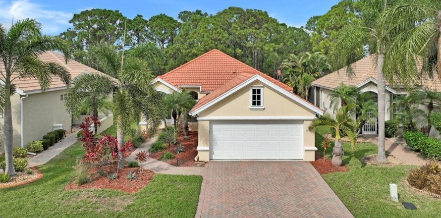 House in Port St. Lucie, Florida 2 bedrooms, 136.38 sq.m. № 2175631