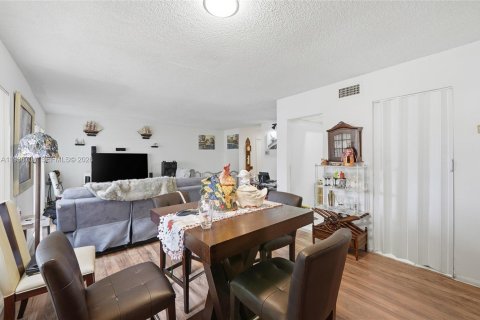 Copropriété à vendre à Hialeah, Floride: 2 chambres, 127.83 m2 № 2153755 - photo 5